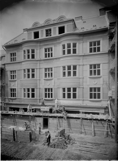 Dům č.p.1287 na třídě 9. května J. M. Klíma, J. Janc Dům postavil Vojtěch Šafránek v roce 1923. V padesátých letech byl dům znárodněn... dům,stavba,Klíma,Janc
