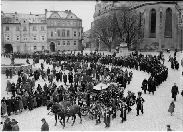 Pohřební průvod na Žižkově náměstí, asi Dr.Pavlík 1926   Tábor,náměstí,reportáž, pohřební průvod na Žižkově náměstí, asi Dr.Pavlík 1926
