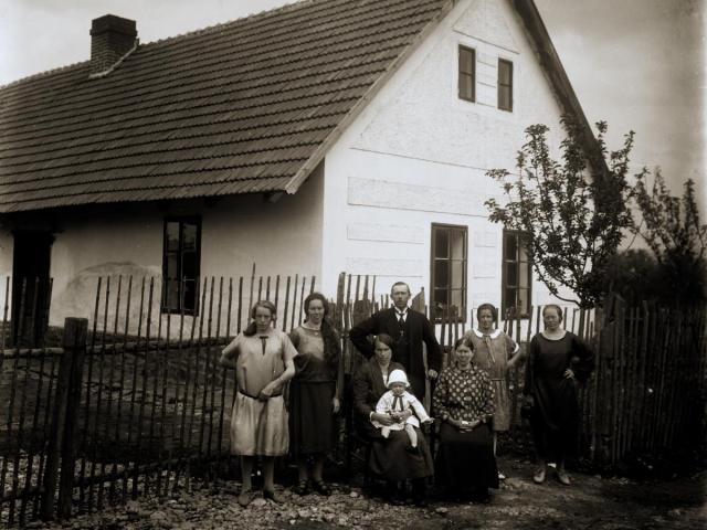 Rodina Šedivých před domem č.24 v Turovci