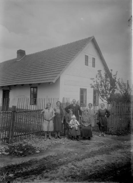 Rodina Šedivých před domem č.24 v Turovci   skupina,rodina,Turovec,Šedivá
