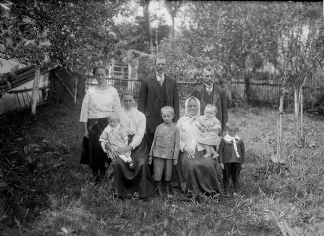 Rodina Havlíkova v Turovci 1925   skupina,rodina,Havlík,Turovec