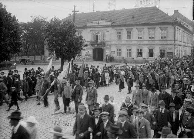 Průvod v Táboře před hotelem Nový 1.7.1923 Hotel Nový  Tábor,slavnost,průvod