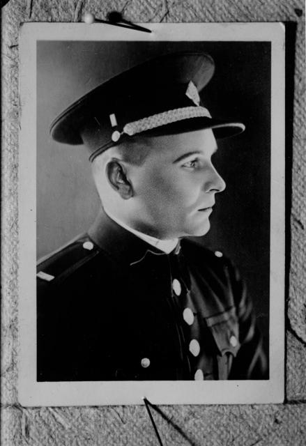 Reprodukce z malé fotografie  poručík čs . armády 1922 - 30 portrét