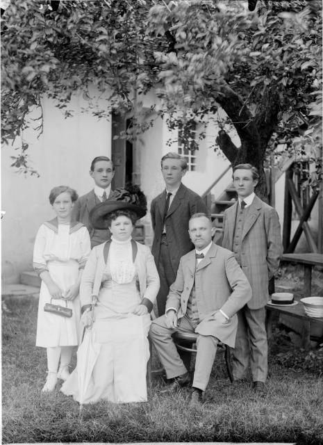 Profesor Kopecký s rodinou,Bechyně 1910   skupina,rodina,Kopecký,Bechyně