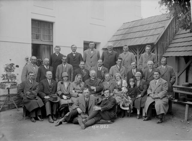 skupina 27.9.1925, vzadu uprostřed velkostatkář Havlík Drhovice   skupina