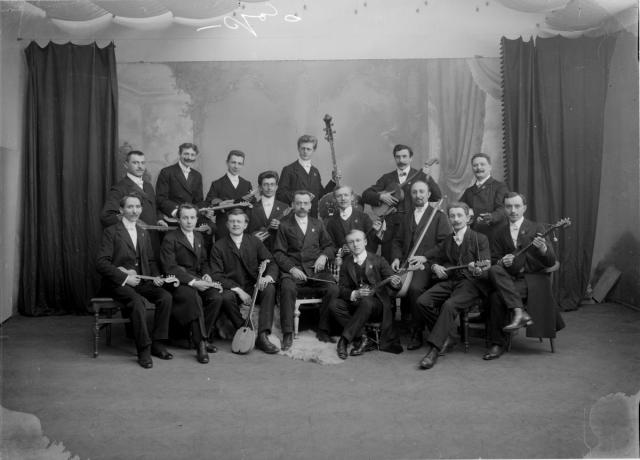 Tamburaši,vlevo nahoře Josef Šechtl   skupina,hudba,tamburaši,Šechtl