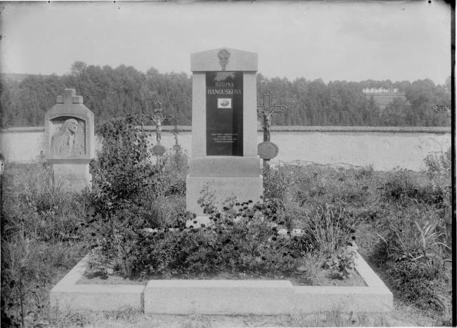Hrob Rodiny Hanouskovy,v Nové vsi u Chýnova   hrob,Hanousek,Nová ves u Chýnova
