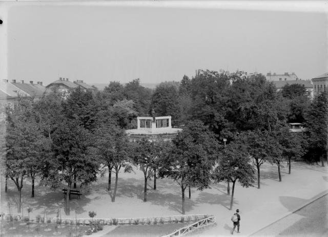 Husův park s pomníkem Jana Husa od Františka Bílka   Hus,socha,park,Bílek