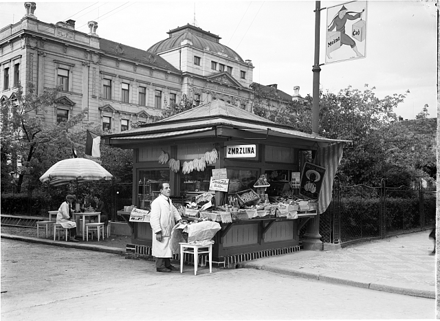 Stánek se zmrzlinou před budovou Akademie v době výstavy, 1929