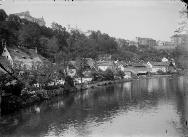 Koželuhy z mostu  Koželuhy. Digitální reprodukce ze skleněného negativu 13 × 18 cm, začátek 20. st... Tábor,Lužnice,řeka,Koželuhy