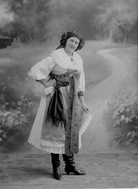 Anna Šechtlová v kroji  Rok byl uveden jako 1910, ale pravděpodobně je 1909 podle čísla zakázky Anna Šechtlová,kroj
