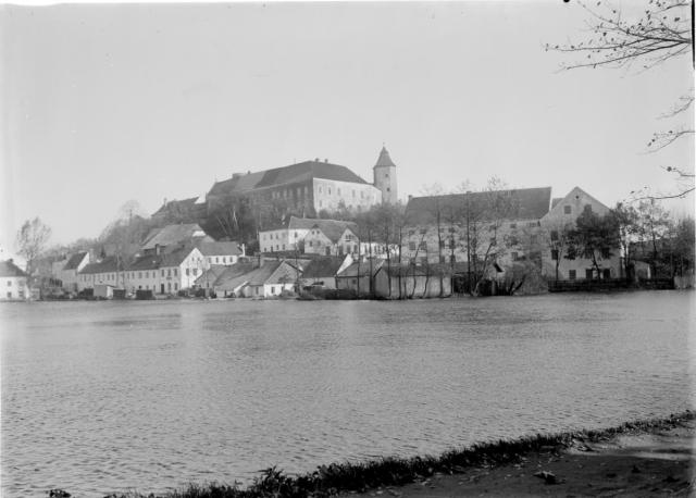 Žirovnice  Zámek Žirovnice, datace: kolem / před rokem 1917 (v levé části, nad střechou zám... Žirovnice