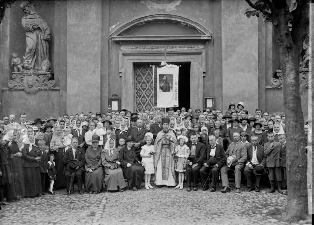 Skupina u kostela, náměstí Mikuláše z Husi  vpravo od kněze, sedící s knírkem Štěpán Vlček.určil M. Pěnka skupina,náměstí Mikuláše z Husi,Tábor