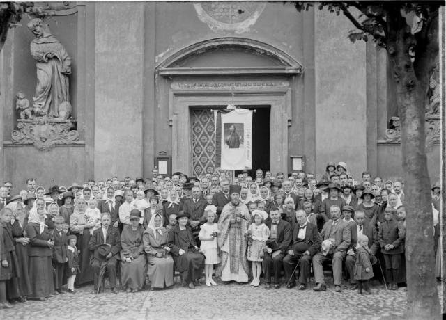 Skupina před kostelem, náměstí Mikuláše z Husi  vpravo od kněze, sedící s knírkem Štěpán Vlček.určil M. Pěnka skupina,Tábor,náměstí Mikuláše z Husi