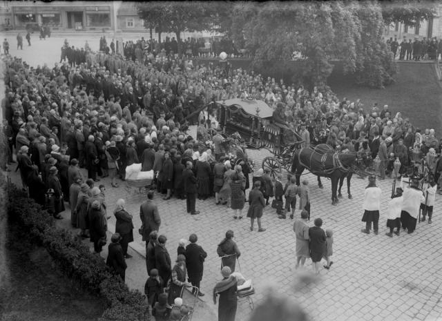 Pohřeb Jarka Posadovský 21. 6. 1928, Křižíkovo náměstí   Tábor,reportáž,pohřeb,Posadovský, Křižíkovo náměstí