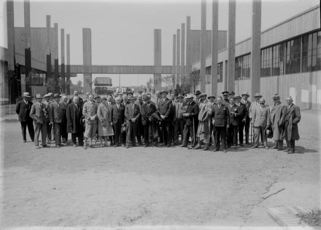 Stavba výstaviště 1929, skupina s redaktorem Kubíčkem  (na snímku starosta Soumar, J. Chomutovský, A. Kroupa, mistr R. Lauda a další Tábor,stavba,výstava