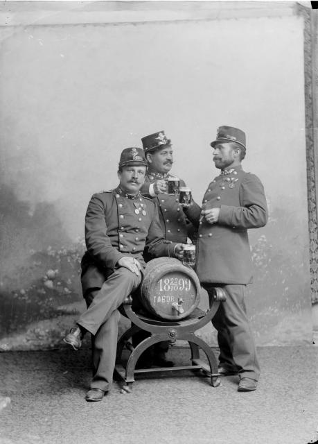 Skupina s pivem 1899   skupina
