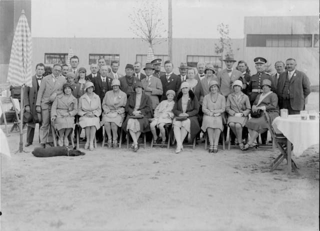 Sjezd 75. pluku na výstavě 1929  Sokol Dr. Fink vpravo uprostřed sochař J.V.Dušek určil Ing. Jiří Kroupa skupina,výstava,Tábor,voják,uniforma