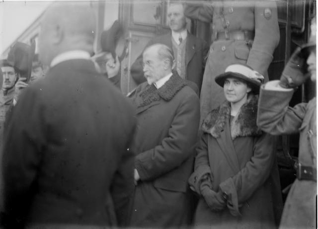 Příjezd T. G. Masaryka 1918   Ženou na fotografii je Olga Masaryková, tedy mladší dcera TGM. Ta byla s otcem v... Masaryk,nádraží,vlak,reportáž,Olga Masaryková