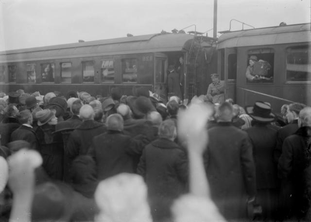 Příjezd T. G. Masaryka 1918  V okně vlaku je asi kameraman Masaryk,nádraží,vlak,reportáž