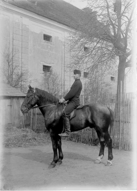 Jezdec v Pelhřimově u barokního špýcharu r. 1913  v Pelhřimově u barokního špýcharu z roku 1730, zbourán 1989 R.Čech portrét,jezdec,kůň