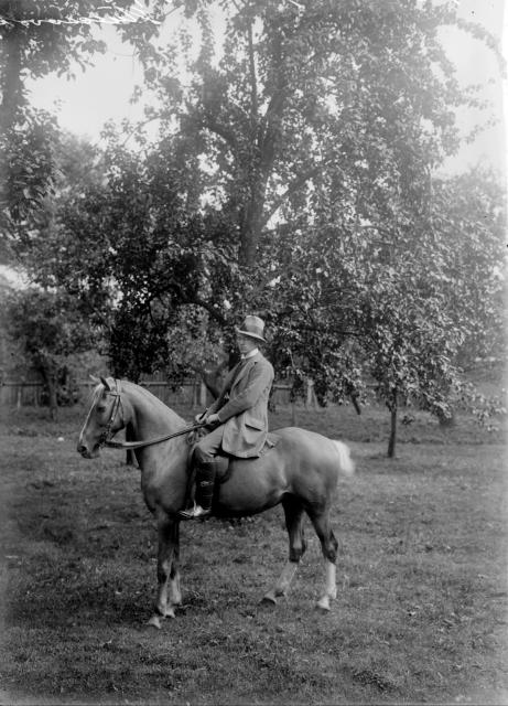 Jezdec r. 1913 Hačkovský?   portrét,jezdec,kůň