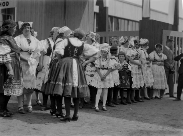 Krojované děvečky vítají svého prezidenta   Masaryk,výstava,Tábor