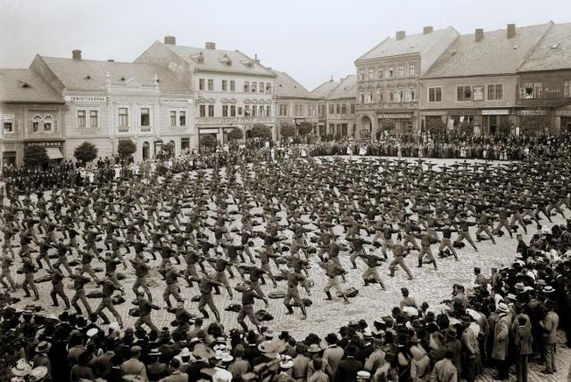 Cvičení sokolů v Třebíči 1902