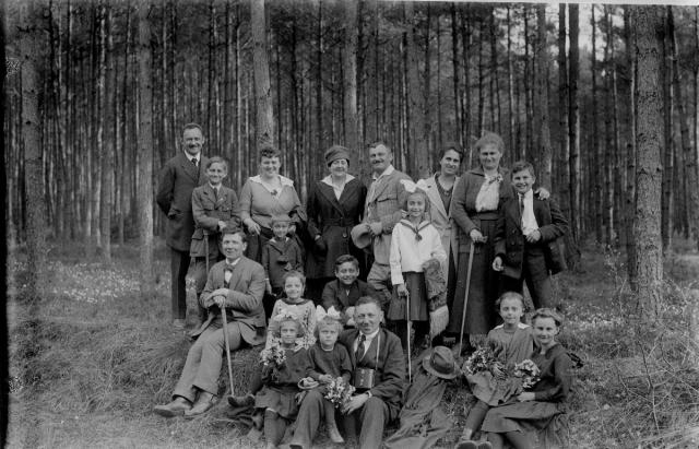Přátelé v lese, uprostřed Josef Šechtl s Aninkou a Lídou   skupina