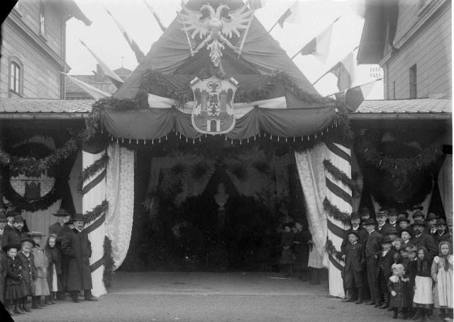 Z návštěvy císaře 1901 - poprsí císařovo v hájku květinovém   Franz Josef,Tábor,nádraží,vlak,uniforma
