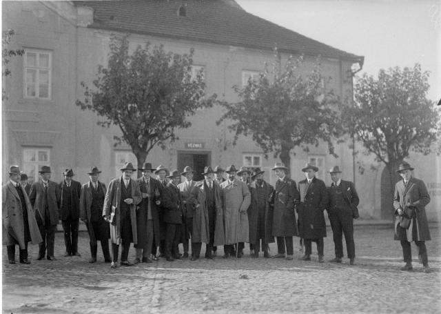 skupina před věznicí na Náměstí Mikulaše z Husi  Pohromadě z návštěvou císaře skupina,vězení