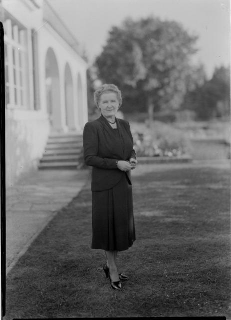 Paní Hana Benešová u Benešovy vily, podzim 1948   Hana Benešová,vila Edvarda Beneše,president,Sezimovo Ústí