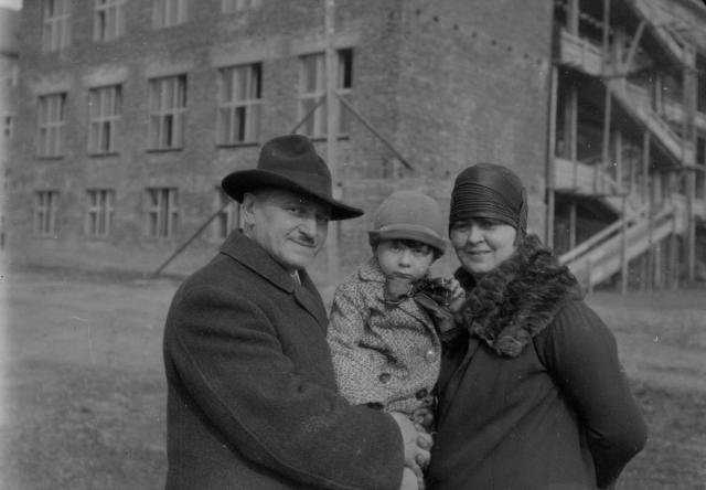 Rodinná skupina,Josef Šechtl s dětmi před nemocnicí   skupina,Šechtlovi