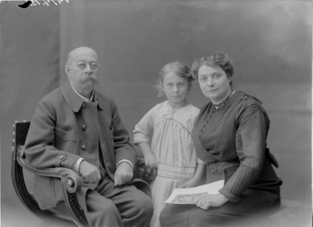 Karel Stocký s rodinou   Stocký,rodinné,portrét