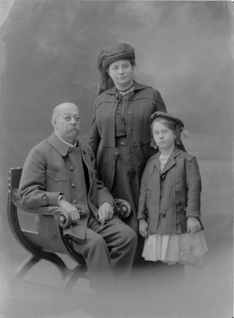 Karel Stocký s rodinou   Stocký,rodinné,portrét