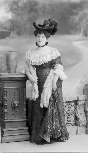 portrét, Fričová s vázou  staré lakované desky portrét,Fričová