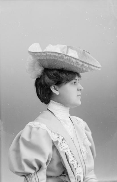 Portrét Bouchalová  na krabičce Vis pp.  pánů 1907 Klášter portrét,