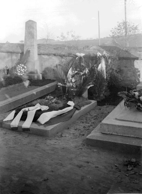 Pohřeb v Pelhřimově   Pelhřimov,náměstí,pohřeb, hrob