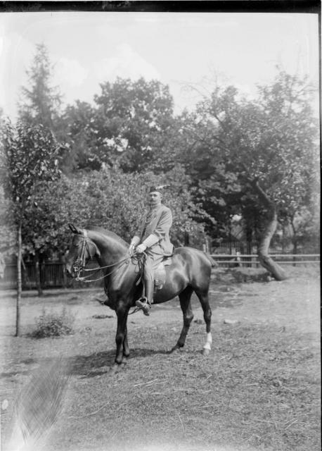 koňmi Jan Gottlieb z Pelhřimova  - na fotce je obchodník koňmi Jan Gottlieb z Pelhřimova (1871-1947) ve stejnokro... Pelhřimov,sokol,kůň,postava
