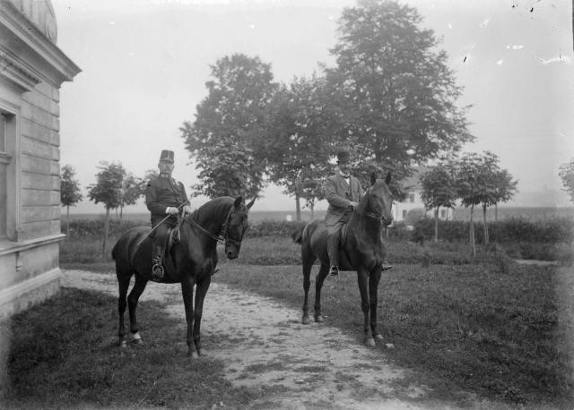 Na koni   kůň,uniforma