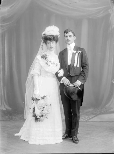 Prof. Ferber s paní Cikhartovou  Svatba Václava Ferbra a Klaudie Cikhartové se konala 20. 6. 1908 v Táboře.  Matr... postava, svatba
