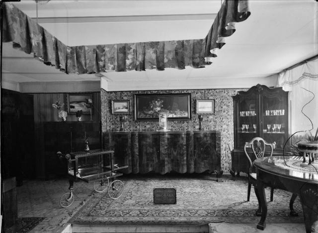 Dvořák, nábytek továrna na nábytek Františka Dvořáka v Pacově vyznamenaná 1922 zlatou plaketou, ceny mírné se zárukou, telefon č. 5  Dvořák, nábytek