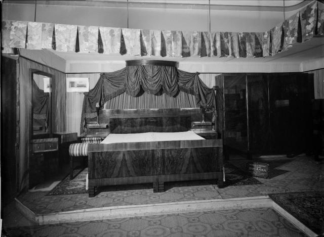 Dvořák, nábytek Továra na nábytek Františka Dvořáka v Pacově vyznamenaná 1922 zlatou plaketou ceny mírnése zárukou telefon č.5  Dvořák, nábytek