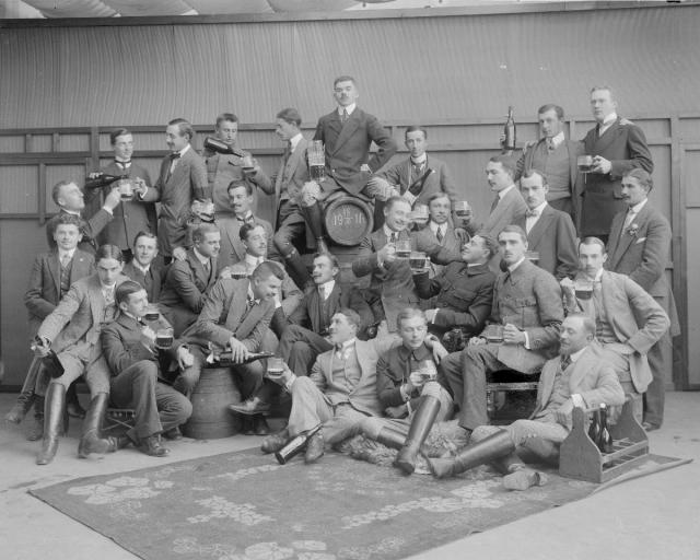 skupina Poláci bumbající u soudku s pivem 18.10. 1911   skupina, Poláci,pivo