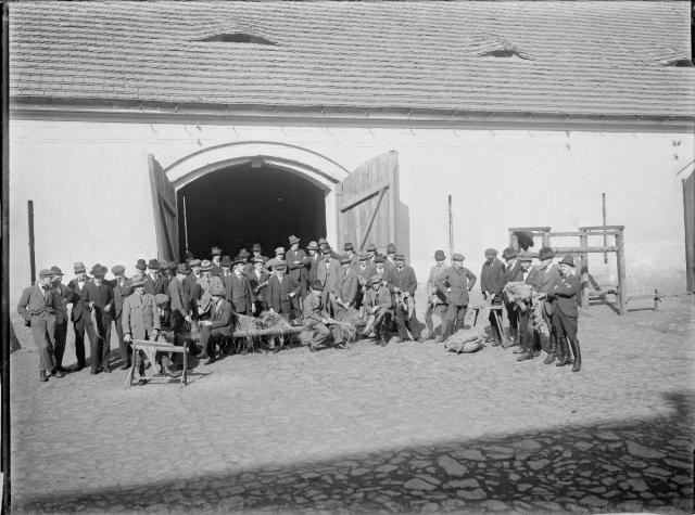 Zpracování lnu na školním statku, 20. léta 20. století   zemědělství