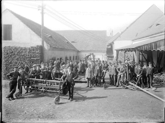 Na školním statku v Měšicích, 20. léta 20. století   zemědělství,skupina,stroj