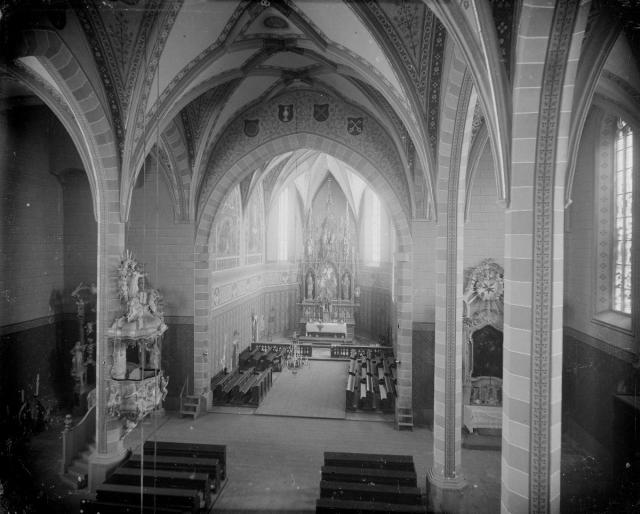 Táborský kostel po roce 1897 s novogotickým oltářem  desky na smytí děkanský kostel,Tábor