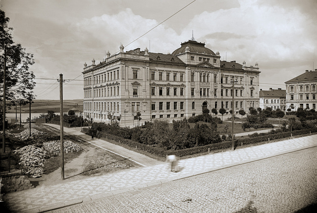 Nová budova Akademia krátce před svým otevřením roku 1904.