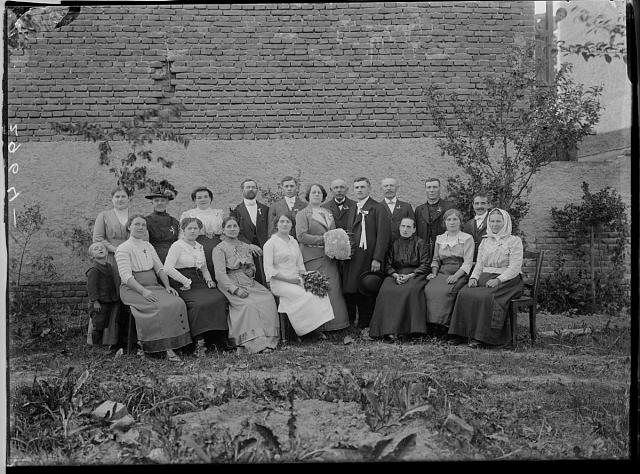 skupina  popisek na papíru: Na Křemešníku lesní sjezd lesníků v roce 1914. Lesník Pejkart skupina