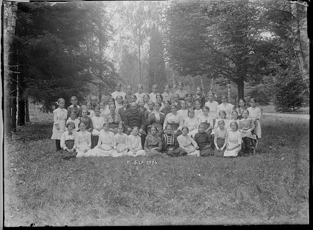 školní skupina  popisek na papíru: Na Křemešníku lesní sjezd lesníků v roce 1914. Lesník Pejkart skupina,škola